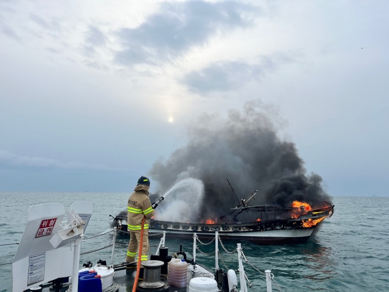 경비함정 화재 진압 / 사진=여수해경 제공