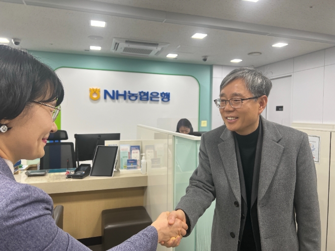 정현범 NH농협은행 서울본부장이 영업점을 찾아 직원들을 격려하고 있다. / 사진=NH농협은행 제공