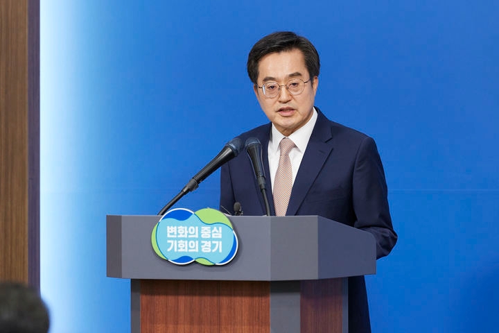 3일 오전 경기도청 브리핑룸에서 김동연 경기도지사가 이재명 대표의 피습사건과 북부자치도 관련 기자회견을 하고있다. (사진=경기도)