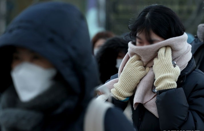지난해 12월22일 오전 전국 대부분 지역에 한파특보가 발효된 가운데 서울 종로구 광화문네거리에서 시민들이 두터운 외투를 입고 출근길 발걸음을 재촉하고 있다.