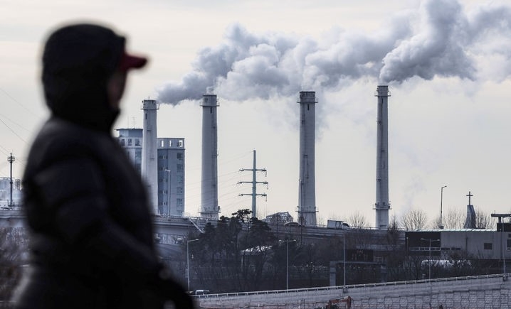 전국에 연일 강추위가 이어지는 19일 서울 양천구 열병합발전소 굴뚝에서 수증기가 뿜어져 나오고 있다.