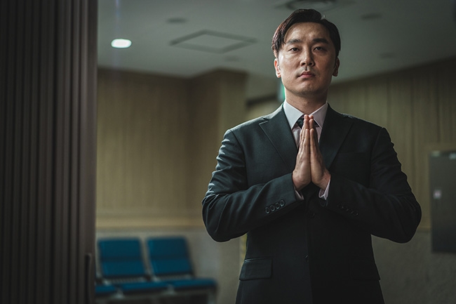‘킬러들의 쇼핑몰’ 서현우, 냉혈 스나이퍼 성조 그 자체…등장만으로 분위기 장악하는 강렬한 비주얼