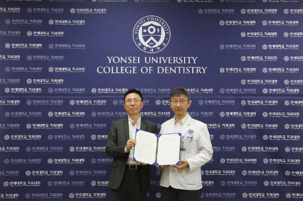 서울시 서대문구 연세대학교에서 열린 협약식에서 김해곤 현대그린푸드 전략기획실장 전무와 이기준 연세대학교 치과대학 학장이 기념 사진을 촬영하고 있는 모습