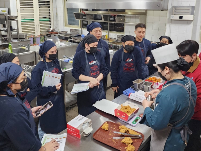 필리핀 마스터프랜차이즈 관계자 및 현지 매장 관계자들이 BBQ 치킨대학에서 황금올리브 치킨 조리법을 배우고 있다. / 사진=BBQ 제공