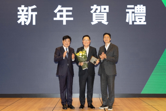 (왼쪽부터) 권오갑 HD현대 회장, 조석 HD현대일렉트릭 사장, 정기선 HD현대 부회장이 기념 촬영을 하고 있다. / 사진=HD현대 제공