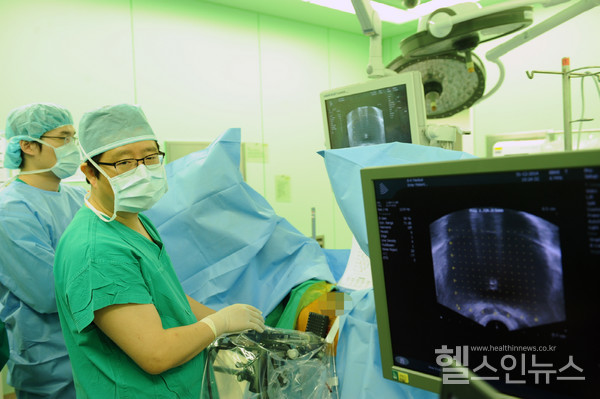 연세암병원조재호교수가브라키테라피시술을하고있다.