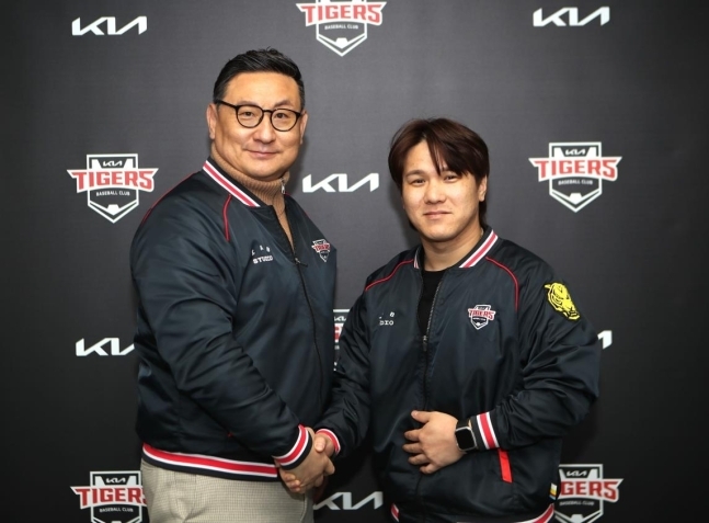 사진=KIA 타이거즈 심재학 단장(왼쪽)과 김선빈