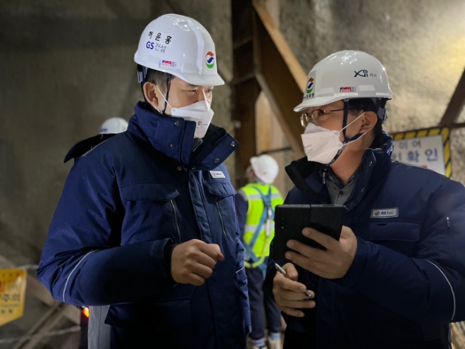 허윤홍 GS건설 대표(왼쪽)가 지난 4일 신림~봉천 터널도로건설공사 현장에서 현장 관계자의 이야기를 청취하고 있다. / 사진=GS건설 제공