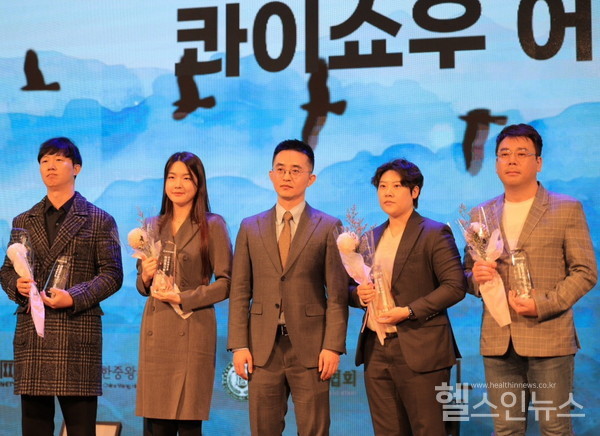 변지훈해외사업부장(맨오른쪽)이2023중국콰이쇼우어워드에참석해다크호스상을수상한후기념촬영을하고있다.(대웅제약제공)