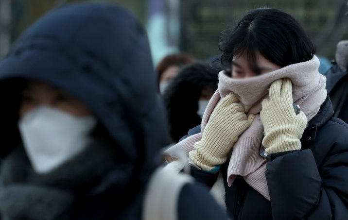 동지(冬至)인 지난달 22일 오전 전국 대부분 지역에 한파특보가 발효된 가운데 서울 종로구 광화문네거리에서 시민들이 두터운 외투를 입고 출근길 발걸음을 재촉하는 모습.
