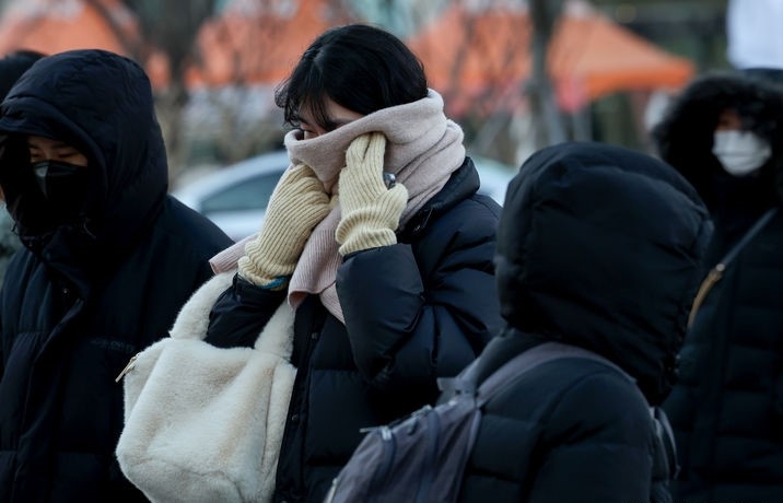 연중 낮이 가장 짧은 동지(冬至)인 지난해 12월22일 오전 전국 대부분 지역에 한파특보가 발효된 가운데 서울 종로구 광화문네거리에서 시민들이 두터운 외투를 입고 출근길 발걸음을 재촉하는 모습.