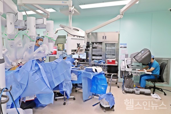 가톨릭대학교은평성모병원혈관이식외과황정기교수가생체신장로봇이식술을집도하고있다.