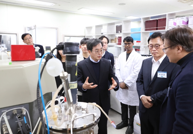 김동연 지사(가운데)가 광교테크노벨리를 찾아 이야기를 나누고 있다. / 사진=경기도 제공