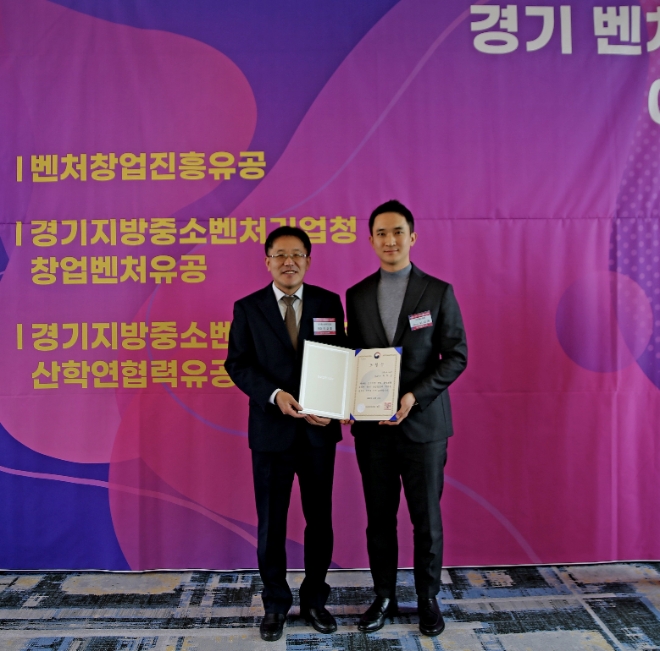 사진 : ㈜에스티엔 이지운 대표가 중소벤처기업부 장관 표창을 수상했다.