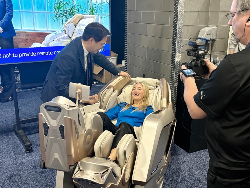 CES 사무국 관계자가 바디프랜드 '팬텀 네오'를 체험하고 있다.(사진=바디프랜드 제공)