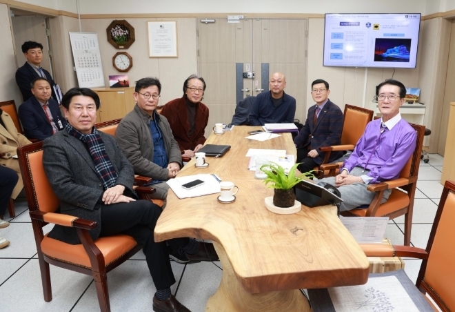 사진=(왼쪽부터) 손은신 (사)케이메세나네트워크 이사장, 박승조 서보미술문화재단 이사장, 은병수 프로젝트 메세지 감독, 우상혁 프로젝트 메세지 대표, 신좌일 신안군 섬안전개발국장, 박우량 신안군수(신안군 제공)