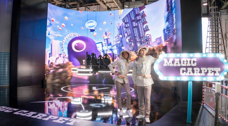 CES 2024 SK그룹 전시관에서 UAM을 형상화 한 ‘매직 카펫’에 탑승해 SKT의 AI 기반 친환경 미래교통체계를 체험하는 모습 (사진=SK텔레콤 제공)