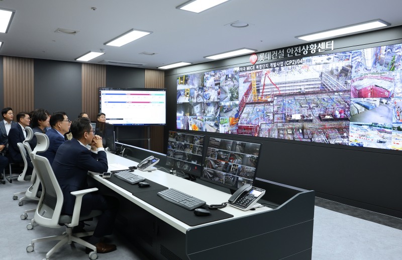 롯데건설 박현철 부회장이 서초구 잠원동 소재 본사에 위치한 안전상황센터에서 전국 현장을 점검하고 있다.(사진=롯데건설 제공)