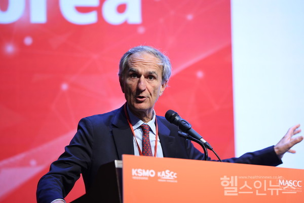 9일열린“BestofMASCC2023inKorea”에서MD앤더슨암센터EduardoBruera교수가기조강연을하고있다.