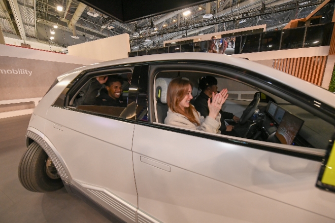 지난 9일(현지시간)부터 관람객들이 모비온에 탑승해 평행주행과 대각선 주행, 제자리 회전 등을 체험하고 있다. / 사진=현대모비스 제공