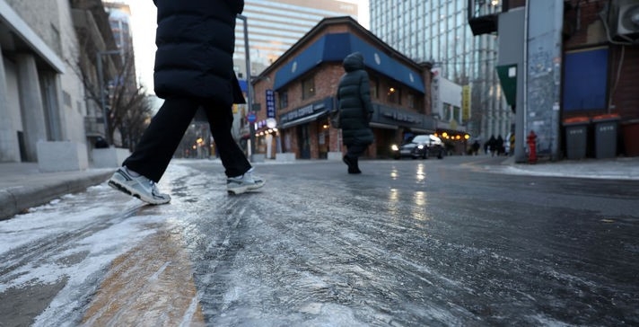 서울 아침 기온이 -10도를 밑돌며 한파주의보가 내려진 8일 서울 종로구 세종로 인근 도로가 얼어 있다.