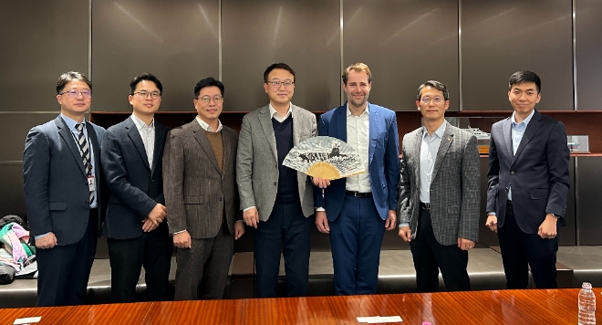 이용욱 한화오션 특수선사업부장(왼쪽 네 번째), 벨라 티데 독일 가블러사 CEO(왼쪽 다섯 번째) 등 양사 관계자들이 잠수함 양강마스트 분야 유지∙보수∙정비 사업 상생협력 강화를 위해 협의하고 기술 협약을 체결했다. / 사진=한화오션 제공