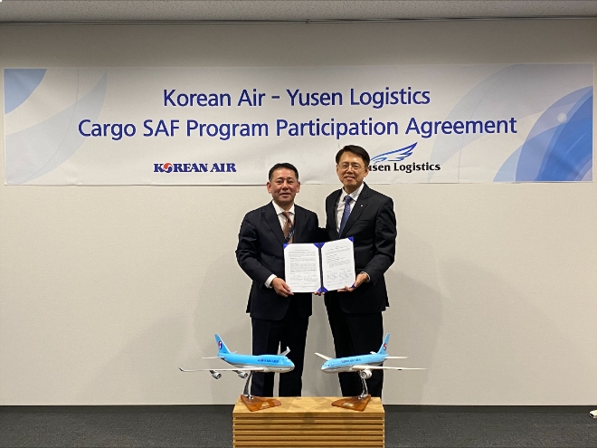 대한항공은 최근 유센로지스틱스와 ‘지속가능항공유(SAF) 협력 프로그램 참여 계약’을 맺었다고 10일 밝혔다. 사진은 일본 도쿄 유센로지스틱스 본사에서 (우측부터)엄재동 대한항공 화물사업본부장과 후카가와 에이스케 유센로지스틱스 글로벌 항공포워딩총괄이 기념촬영을 하는 모습. (사진 = 대한항공 제공)