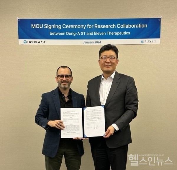 (왼쪽부터)일레븐테라퓨틱스의CEO및공동설립자야니브에를리히교수,동아STR&D총괄박재홍사장(동아ST제공)