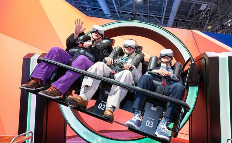 CES HD현대 부스에서 VR 탑승 체험하는 지드래곤과 정기선 부회장(라스베이거스=연합)