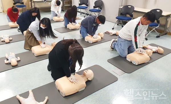 캄보디아코미소클리닉연수단이성인및영유아대상전문CPR교육을받고있다.