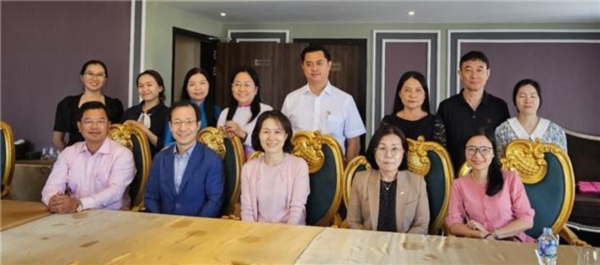 (뒷줄) 진료과별 전문의 및 베트남 비나코그룹 이주열 대표. (앞줄) 왼쪽부터 DO TAN KHOA 병원장, 이승교원장, 박신엽원장, 지브릭그룹 이혜진의장. (사진제공=Gbrick)