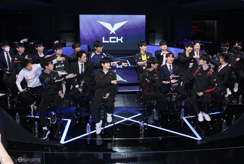 '멤버 유지, 김정균 감독 부임' T1, LCK 팀들이 뽑은 우승후보