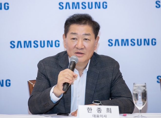삼성전자 한종희 대표이사 부회장은 9일(현지시간) 미국 라스베이거스 CES 2024 현장에서 기자간담회를 갖고 “매일 사용하는 핵심 기능을 중심으로 생성형 AI를 적용하기 시작해 새로운 디바이스 경험으로 혁신할 계획”이라고 밝혔다. 사진은 삼성전자 한종희 대표이사 부회장이 기자들의 질문에 답변을 하는 모습. (사진 = 삼성전자 제공)