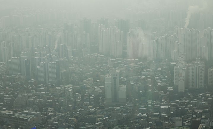 서울과 수도권의 초미세먼지 농도가 '나쁨' 수준을 보인 10일 서울시내 전망대에서 바라본 서울 도심이 뿌옇게 보이고 있다.