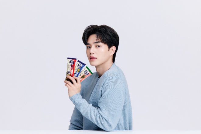 ‘이지프로틴’ 모델로 발탁된 배우 송강이 신제품 단백질바 3종을 선보이고 있다. / 사진=롯데웰푸드 제공