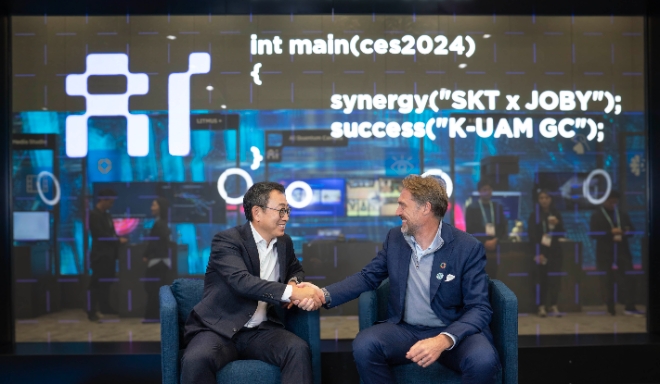 SKT 유영상 사장(사진 왼쪽), Joby Aviation 조벤 비버트(JoeBen Vevirt) CEO(사진 오른쪽)가 라스베이거스에서 열리는 CES 2024에 마련된 ‘SK ICT 패밀리 데모룸’에서 기념 촬영을 하고 있는 모습