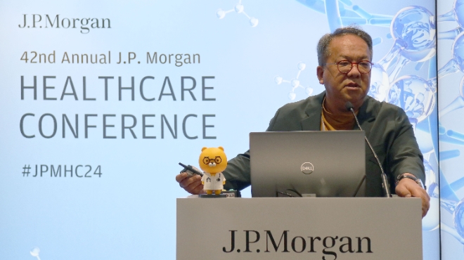 카카오헬스케어는 지난 8일부터 11일까지(현지 시각) 미국 샌프란시스코에서 열린 ‘J.P. Morgan Healthcare Conference 2024’에 초청받아 일정을 성공적으로 마쳤다고 밝혔다. 사진은 지난 9일(현지 시각) 황희 카카오헬스케어 대표가 APAC 세션에서 발표하는 모습. (사진 = 카카오헬스케어 제공)