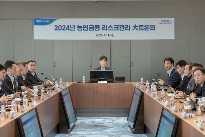 NH농협금융은 11일, 여의도 소재 NH투자증권 본사에서 2024년 농협금융 리스크 관리 大토론회를 개최했다. 강신노 농협금융 리스크관리 부문장(가운데)이 당부 사항을 전달하고 있다. / 사진=농협금융 제공