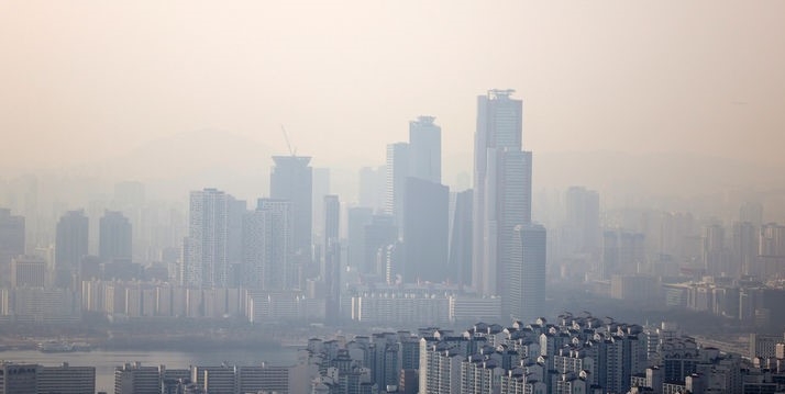 지난 10일 오후 서울 남산공원에서 바라본 도심이 흐린 모습.