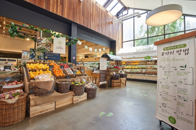 녹색소비문화 확산을 위해 쓰레기 발생을 최소화하는 환경부 지정 제 1호 '녹색특화매장'으로 운영되는 올가홀푸드 방이점 전경. / 사진=풀무원 제공