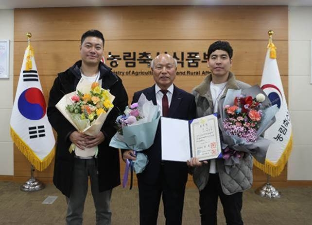 도드람양돈협동조합 박광욱 조합장(가운데)이 농림축산식품부에서 진행된 ‘2023 미래축산선진화유공’ 시상식에서 ‘국무총리상’을 수상하고 가족들과 함께 기념촬영을 하고 있다.