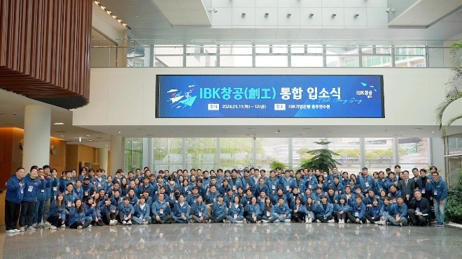2024년 상반기 기업은행 창업육성 플랫폼 ‘IBK창공’에 최종 선발된 기업들이 입소식에서 기념 촬영을 하고 있는 모습. / 사진=IBK기업은행 제공