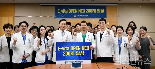 (사진)강남세브란스병원송영구병원장과대동맥혈관센터의료진이'E-vitaOPENNEO'수술200례달성기념촬영을하고있다.
