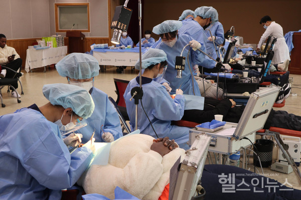 경희대치과병원과경희기독치과봉사단의료진들이안산시글로벌청소년센터에서무료치과진료를하고있다.
