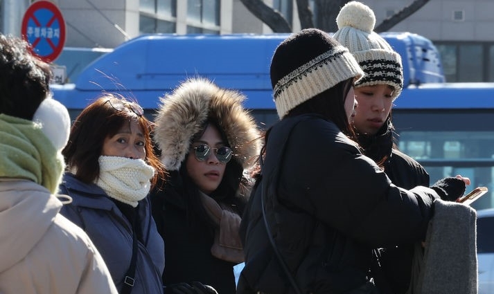 새해 첫 주말인 지난 7일 서울 종로구 경복궁 주변에서 바람불며 추운날씨에 관광객들이 추위를 견디며 이동하고 있다.