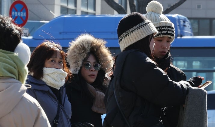 지난 7일 서울 종로구 경복궁 주변에서 관광객들이 이동하고 있는 모습.