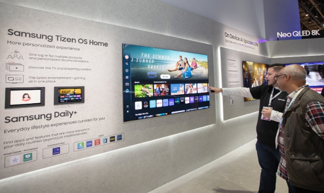 삼성전자 직원이 미국 라스베이거스 컨벤션센터에 마련된 삼성전자 부스에서 관람객에게 삼성 타이젠 OS를 소개하고 있다. / 사진=삼성전자 제공