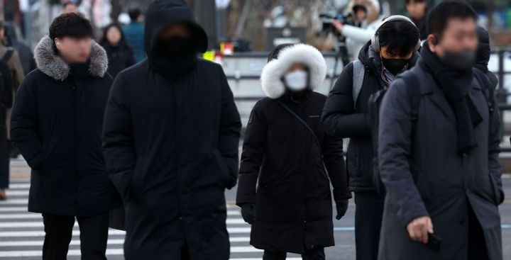 월요일인 15일은 오전부터 저녁 사이 전국 대부분 지역에 내리던 비 또는 눈이 멎겠으나 아침 기온이 최저 영하 13도까지 크게 떨어지겠다.