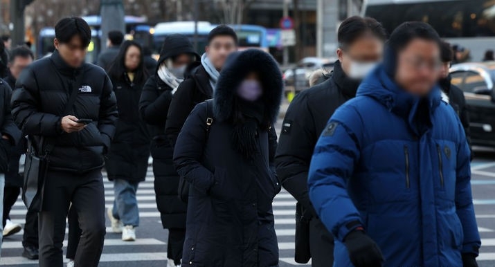 서울 아침 기온이 -10도를 밑돌며 한파주의보가 내려진 8일 서울 종로구 세종대로에서 두꺼운 옷차림을 한 시민들이 길을 걷고 있다.