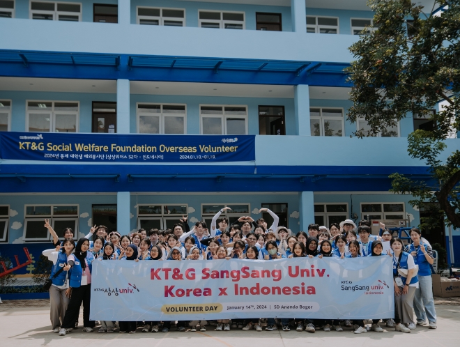 KT&G 대학생 해외봉사단 상상위더스가 인도네시아 현지 대학생들과 연합 봉사를 진행했다. / 사진=KT&G 제공